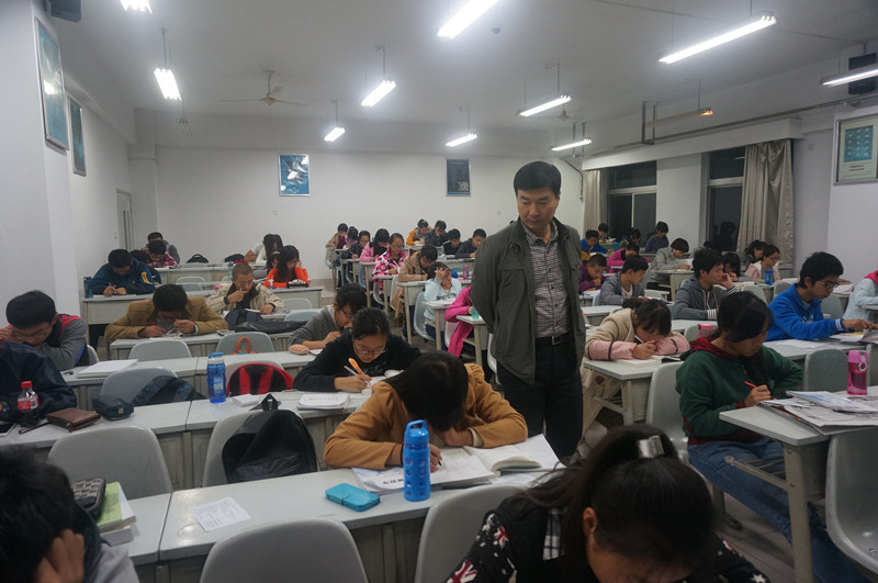 美女直播何卫军副书记视察大一新生晚自习情况