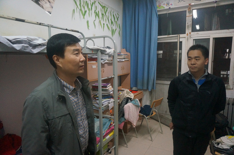 美女直播何卫军副书记视察学生宿舍情况