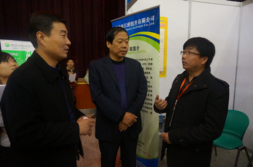 美女直播领导深入洽谈会现场