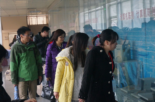 与会单位人员参观美女直播实验室