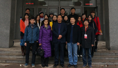 美女直播领导与企业人员合影留念