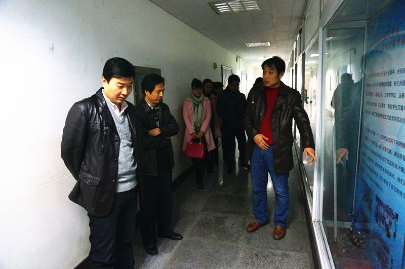 何卫军副书记参观山西农大信息美女直播学生科研竞赛成果展