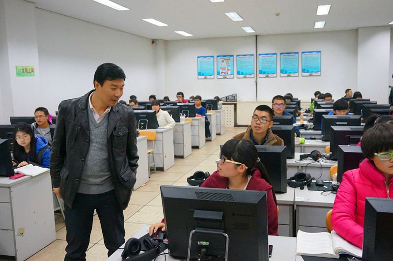 何卫军副书记参观山西农大信息美女直播实验室