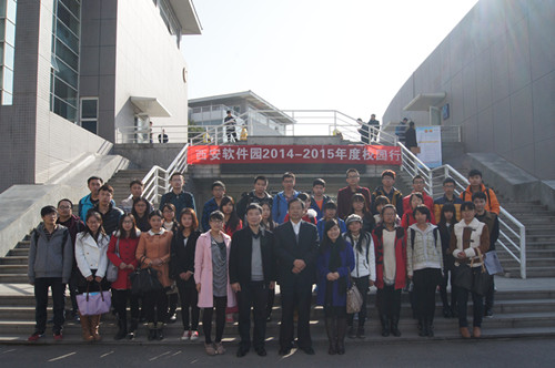 美女直播领导与学生合影留念