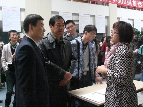 美女直播领导深入招聘会现场