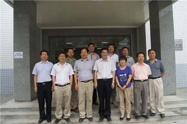 与美女直播领导合影