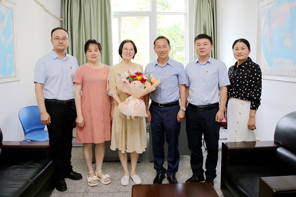闫祖书看望慰问信息美女直播杨沛副教授 - 副本.jpg